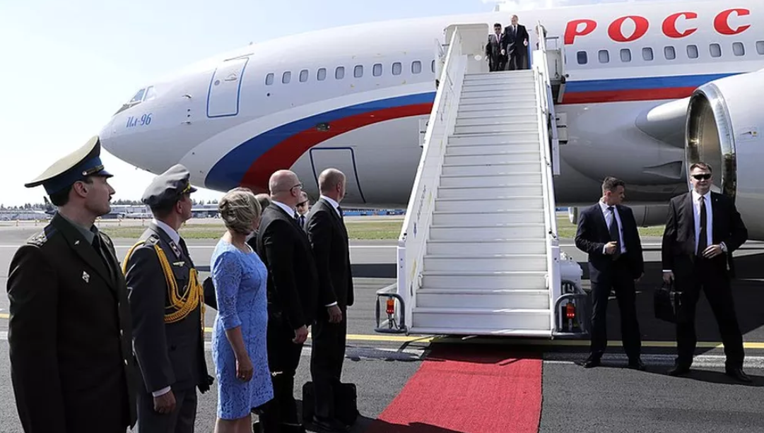 Em plena guerra da Rússia contra a Ucrânia, uma curiosidade é saber como funciona o avião que transporta o presidente russo Vladimir Putin. O avião é superequipado de modo que Putin possa estar a quilômetros de altitude com poder de destruição nas mãos e uma superproteção. 