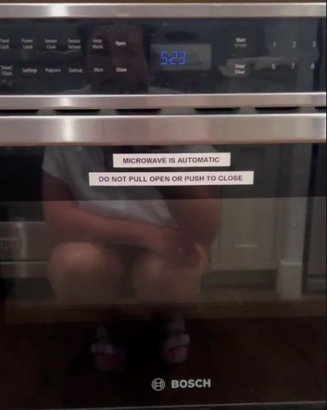 Os avisos são tão numerosos que alguns usuários compararam a casa a um museu.