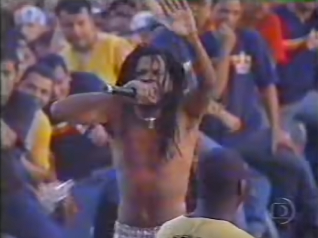 Mas nem só de glórias vive o músico brasileiro. A participação dele no Rock in Rio de 2001 ficou marcada na história do festival.