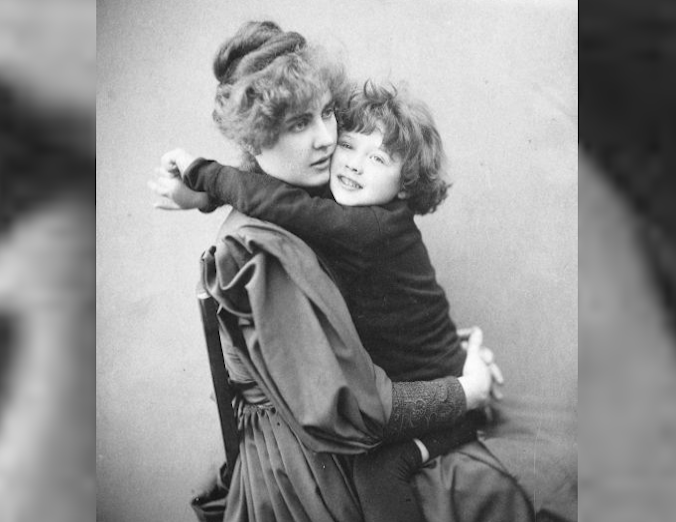 Mesmo sendo homossexual, Wilde chegou a se casar. Ele e Constance Lloyd tiveram dois filhos. Na foto, Constance com Cyril, que morreria aos 29 anos na Primeira Guerra Mundial. 