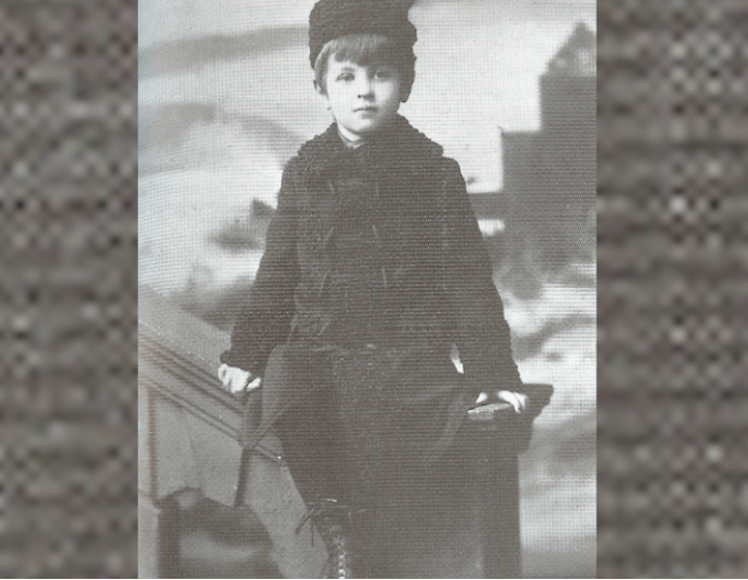 O outro filho foi Vyvyan, que viveria até os 80 anos, tornou-se autor e tradutor, e teve um filho, Merlin Holland, único neto de Oscar Wilde. 