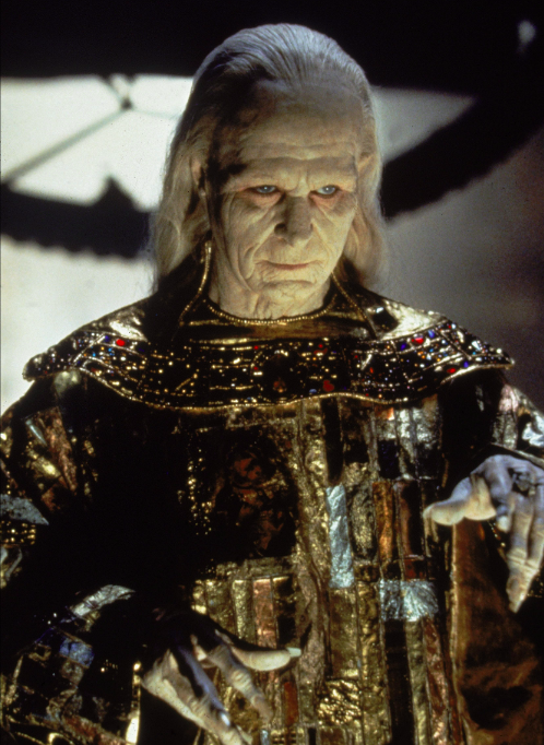 O enredo do filme se concentra em um romance eterno entre Drácula e Mina Harker, que não tem relação com o romance original. Os efeitos de maquiagem foram considerados um marco para a época.