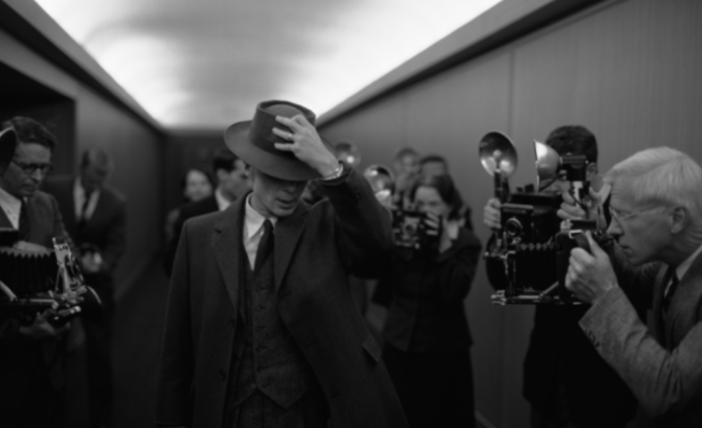 “Oppenheimer”, que ganhou o Oscar de Melhor Filme de 2024 e alcançou bilheteria estrondosa (quase 1 bilhão de dólares) contém um erro que chamou atenção de historiadores. 