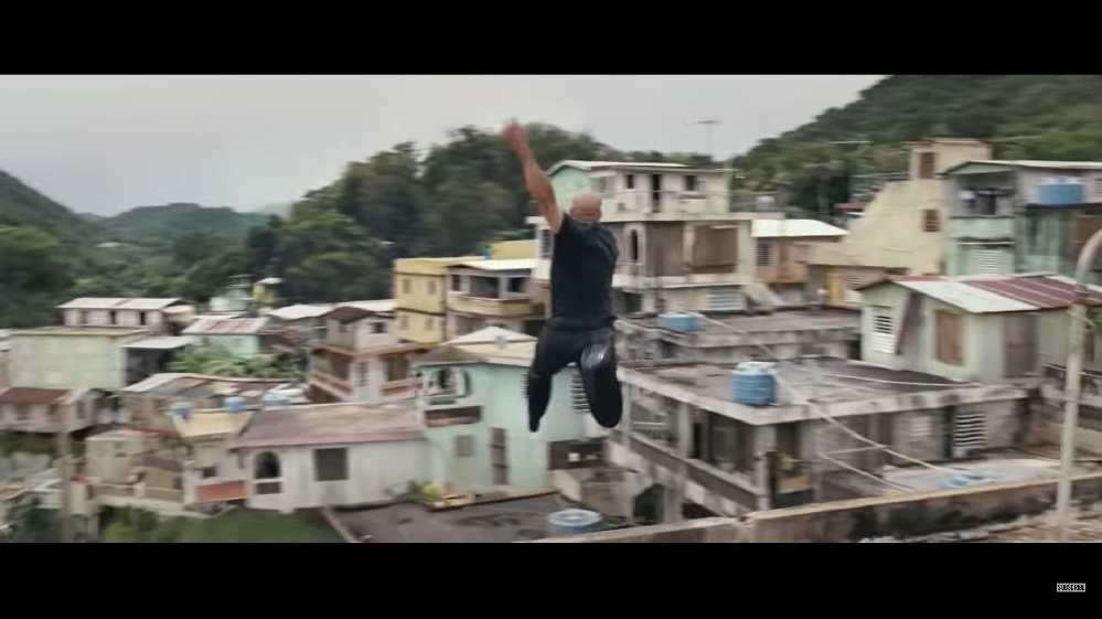 Velozes e Furiosos 5 (2011)  -O Rio de Janeiro é o principal cenário do filme, com cenas ambientadas em favelas, no Cristo Redentor e ao longo da Baía de Guanabara. Embora muitas sequências tenham sido filmadas em Porto Rico, foram usadas imagens reais do Rio e referências culturais brasileiras para compor a ambientação.
