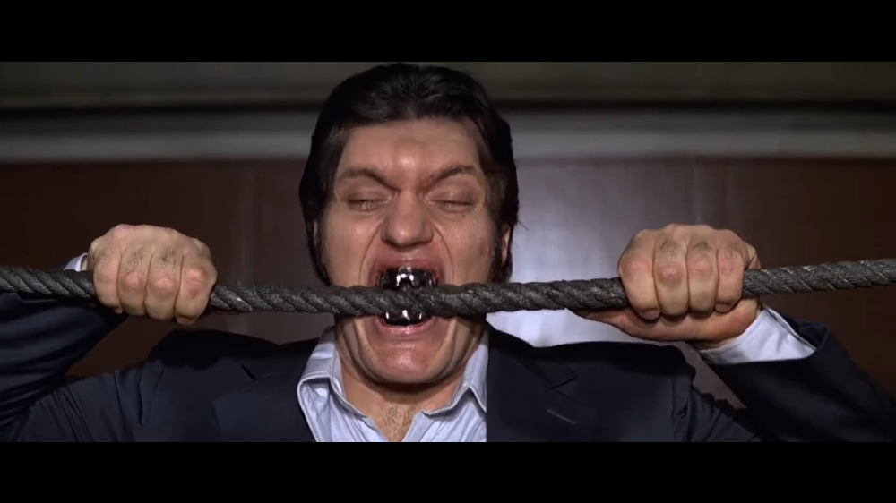 É nesse filme que tem a famosa cena do vilão “Jaws” (Richard Kiel) mordendo os cabos do bondinho do Pão de Açúcar, que fica no Rio de Janeiro.