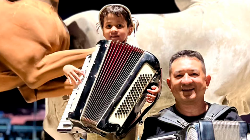 Fã de Luiz Gonzaga, cearense de 8 anos aprende a tocar sanfona em 3 meses. Na foto, o pequeno José Henrique e seu pai "Berg do Acordeon"