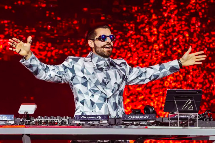 Suas músicas geralmente têm uma mistura de elementos de música eletrônica, como house, progressive house e trance, com influências de gêneros brasileiros.
