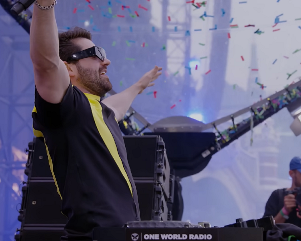 Em 2021, ele foi eleito o 4º melhor DJ do mundo pela revista britânica DJ Mag, sendo o brasileiro com a melhor colocação na história da premiação.