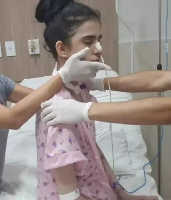 Thaís desenvolveu paralisia e perdeu a fala devido a uma lesão cerebral irreversível por falta de oxigenação.