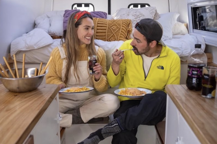 Ale e Duda em sua casa.