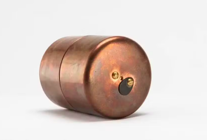 Para assegurar a eficácia do projeto, o buraco da câmera foi feito em ouro de 24 quilates, justamente para não se deteriorar ao longo do tempo.