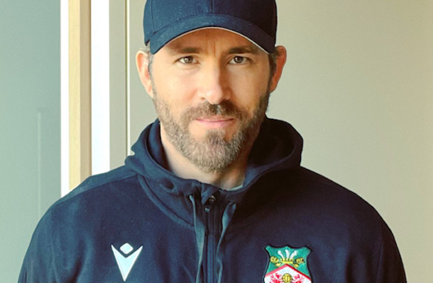 Ryan Reynolds (23/10/1976) começou em comédias românticas, mas encontrou seu auge em Deadpool (2016). Indicado ao Globo de Ouro, é conhecido por sua versatilidade e humor. Também estrelou Free Guy (2021) e Projeto Adam (2022). Hoje, é dono do Wrexham FC, time de futebol do País de Gales, mas que disputa o Campeonato Inglês.