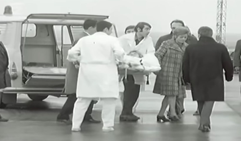 E, pra terminar , ela foi encontrada por um homem que tinha servido como médico na Segunda Guerra Mundial. E que, após prestar os primeiros socorros, a levou para o hospital. 