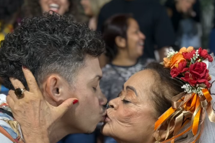 O ator e cantor Silvero Pereira posa para foto ao lado de dona Socorro Luna, responsável pela Noite das Solteironas 