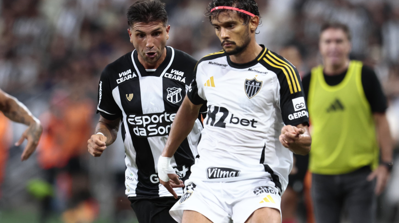 Lucas Mugni (esquerda) e Gustavo Scarpa disputam jogada durente o jogo entre Ceará 0 x 1 Atlético-MG, na Arena Castelão, pela 11ª rodada da Série A do Campeonato Brasileiro