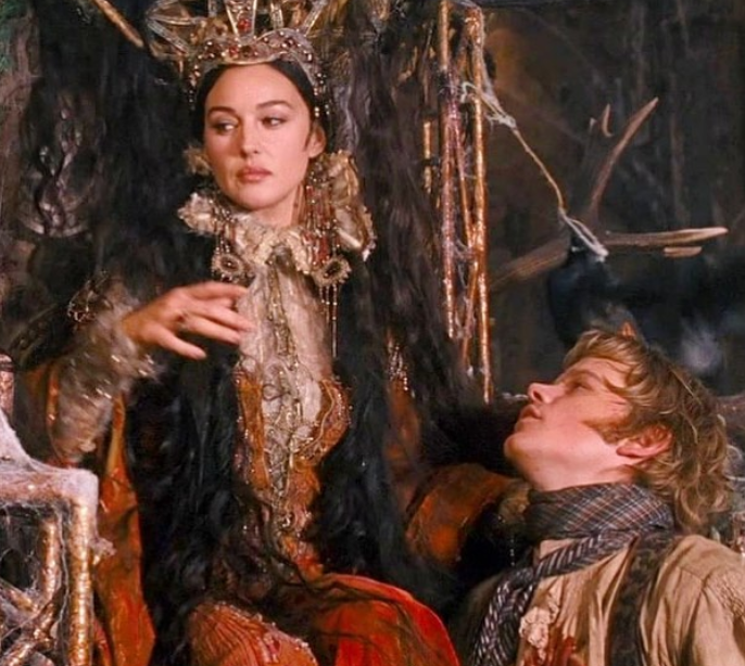 MONICA BELUCCI - A atriz e modelo já atuou em vários filmes como Irmãos Grimm (2005-foto), “007 Contra Spectre” (2015), “A Paixão de Cristo” (2005), e “Matrix Reloaded” (2003). Está no elenco de Beetlejuice 2 (sequência de Os Fantasmas se divertem), com lançamento previsto para setembro de 2024 nos Estados Unidos, pela Warner Bros.