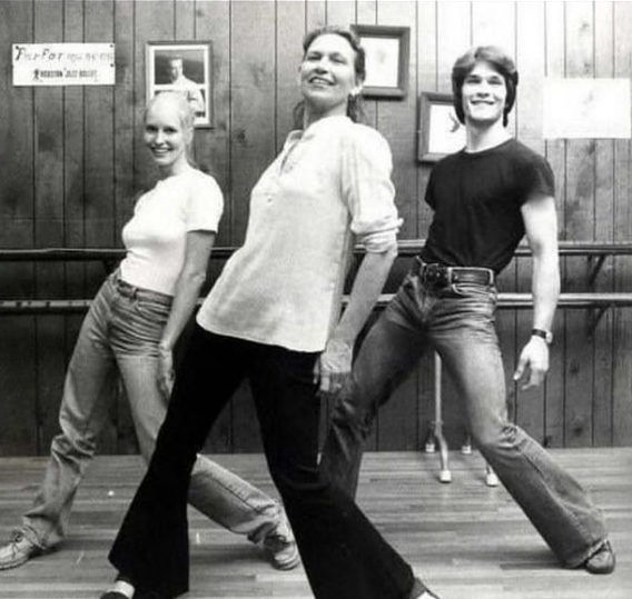 O gosto de Patrick pela dança foi por influência da mãe, Patricia Yvonne, apelidada de Patsy, coreógrafa e dançarina. Na foto, Patsy com Patrick e Lisa Niemi (aluna dela, que se casou com Patrick) 