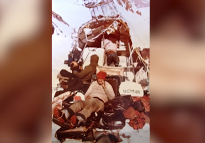 Pouco a pouco, mais pessoas morriam. No dia 29/10, uma avalanche soterrou a fuselagem e oito sucumbiram. Em meados de dezembro, só havia 16 sobreviventes. Ao fazerem caminhadas em busca de um horizonte, só viam montanhas gigantescas cobertas de neve.  