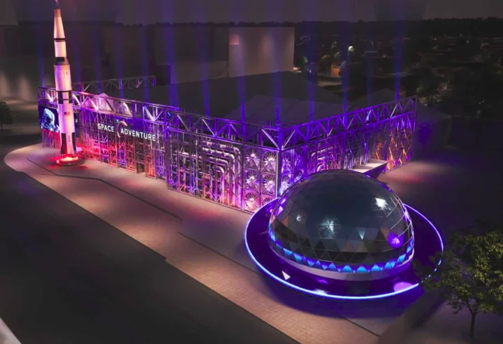 A estrutura conta com um planetário externo, que proporciona ao público uma imersão no cosmos. O espaço foi criado em parceria com o Museu da História Natural de Nova York e tem transmissão em 4k. 

