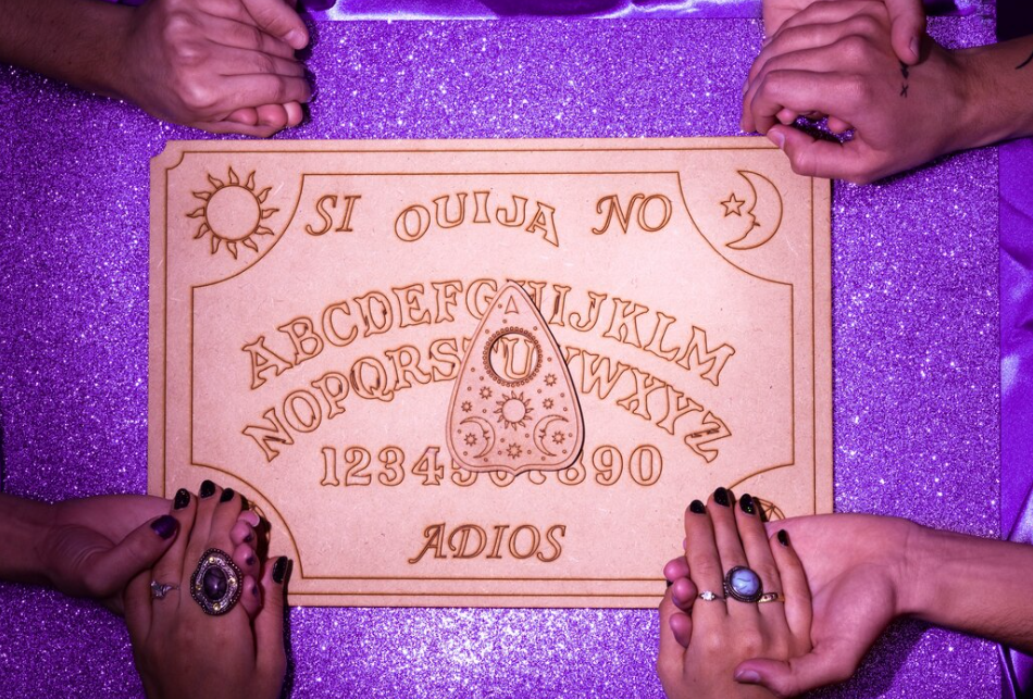 Uns acreditam; outros não. O que se sabe é que Ouija é um tema polêmico que intriga e causa curiosidade. 