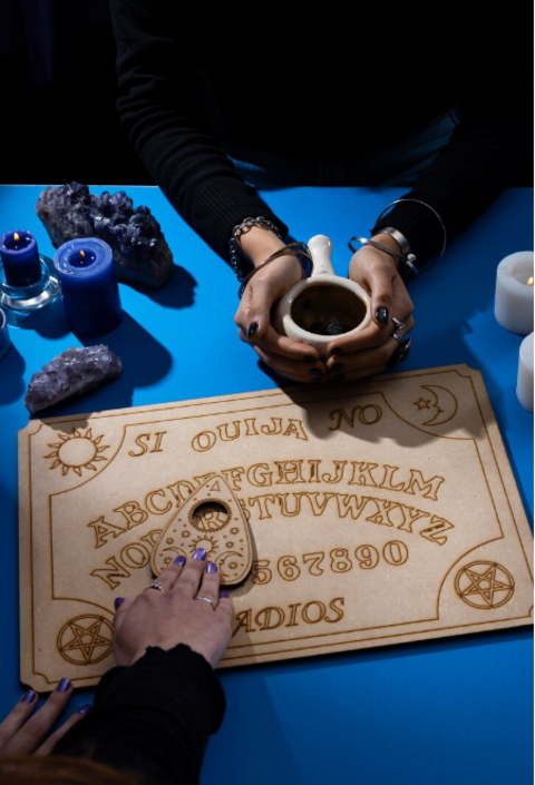 No Brasil há variantes conhecidas como brincadeira do copo, jogo do copo, ou ainda sessão de copo, em que um copo faz as vezes do indicador para as respostas. 