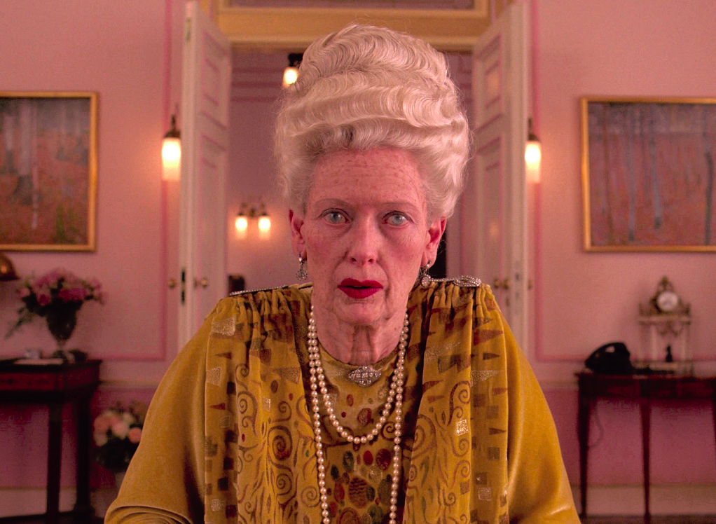 O Grande Hotel Budapeste (2015) - Dirigido por Wes Anderson, estrelado por Ralph Fiennes, Tony Revolori e Saoirse Ronan.
Uma comédia estilizada que narra as aventuras de um concierge e seu protegido em um luxuoso hotel europeu entre guerras, combinando humor excêntrico e estética vibrante. 
