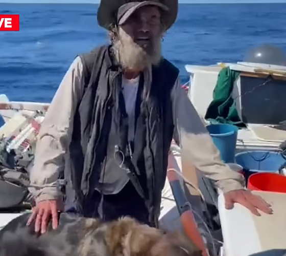 Ele sobreviveu bebendo água da chuva e comendo peixe cru. O homem estava acompanhado por sua cadela de estimação, chamada Bella.