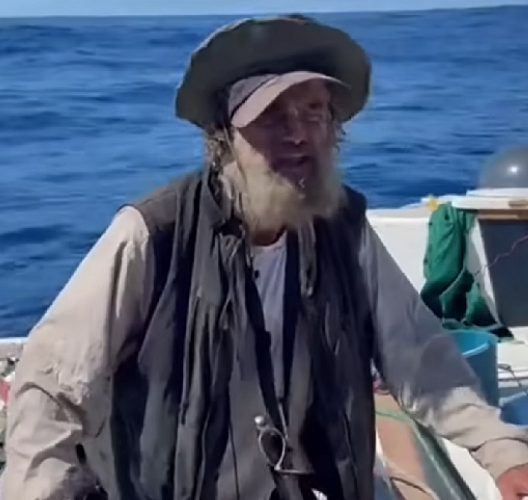 “Só estou precisando de descanso e boa alimentação, porque estou  no mar há muito tempo. Fora isso, estou muito bem de saúde”, relatou o homem.