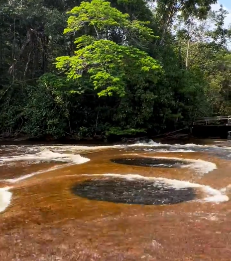 São cerca de 11 poços circulares, cada um com seu próprio tamanho e profundidade. 