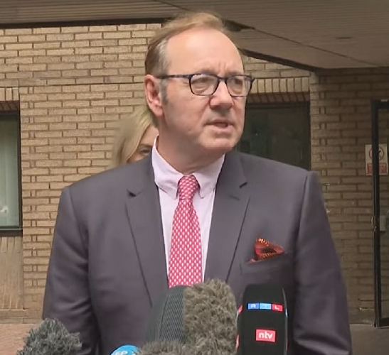 Os crimes de importunação teriam ocorrido entre os anos de 2004 e 2013, período em que Spacey desempenhava o cargo de diretor artístico no teatro Old Vic, localizado em Londres. 