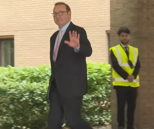 Foram mais de 12 horas de julgamento. O júri o absolveu de nove acusações distintas, incluindo agressão e envolvimento em atividades íntimas sem consentimento.