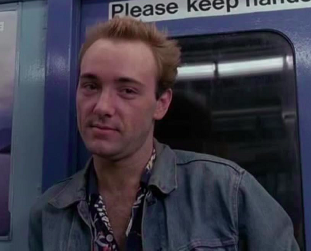 Spacey começou sua carreira no teatro, aparecendo em produções renomadas. Ele fez sua estreia no cinema em 1986, com o filme “A Difícil Arte de Amar”.