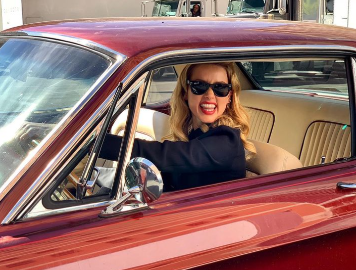 Além disso, Amber Heard foi flagrada em mentiras.  O jurado disse que foi um fiasco a declaração da atriz de que havia doado o acordo de divórcio (US$ 7 milhões) para caridade - o que ficou provado que não tinha sido feito. Isso foi a gota d'água. 