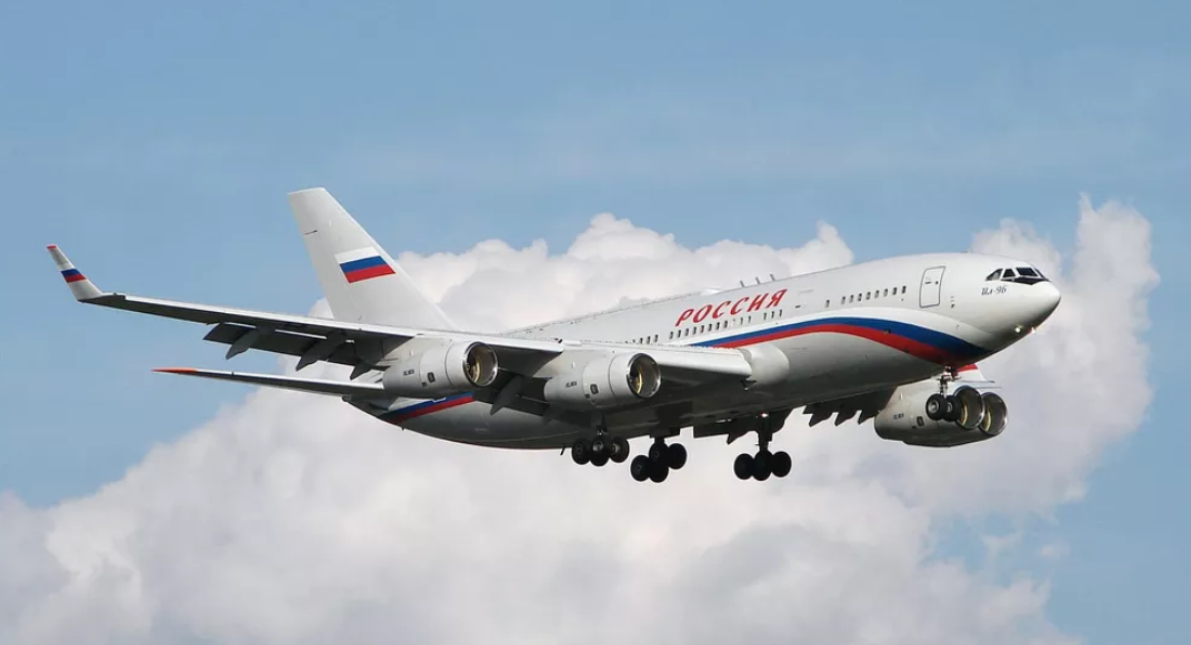 O avião tem tantos recursos que é uma espécie de escritório avançado do governo russo em pleno ar. Por isso, é chamado de Kremlin Voador. 