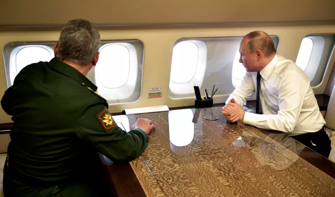 A configuração do interior do avião e a instalação dos equipamentos ficaram por conta de especialistas da empresa austríaca Diamond Aircraft Industy.