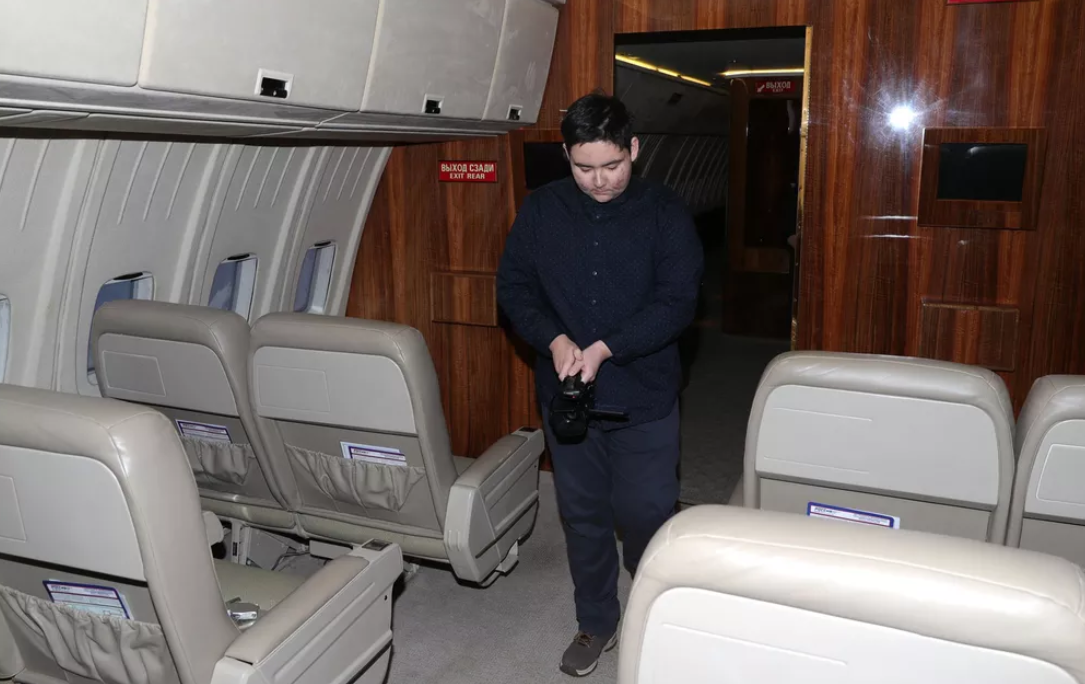 Muitos detalhes não são revelados porque são considerados segredo de Estado. Mas algumas informações sobre o interior do avião são divulgadas e, em março de 2022,  o Kremlin autorizou que um estudante - Arslan Kaipkulov - gravasse imagens no avião. 