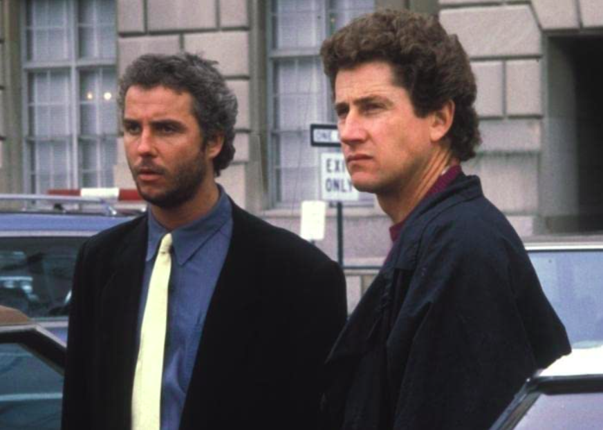 Esse filme, cuja história se passa antes dos acontecimentos do clássico “O Silêncio dos Inocentes” (1991), famoso por trazer o caninal Hannibal Lecter (interpretado por Anthony Hopkins)  é na verdade um remake de “Caçador de Assassinos”, de 1986.