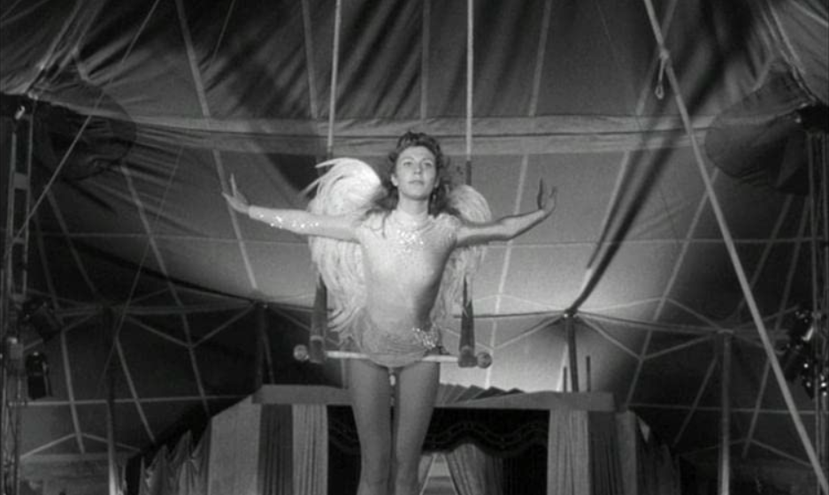 O filme, estrelado por Nicolas Cage e Meg Ryan, é um remake do longa alemão “Asas do Desejo”, de 1987. Apesar de não ter ganhado a fama da refilmagem, o original é considerado um clássico cult por muitos críticos.