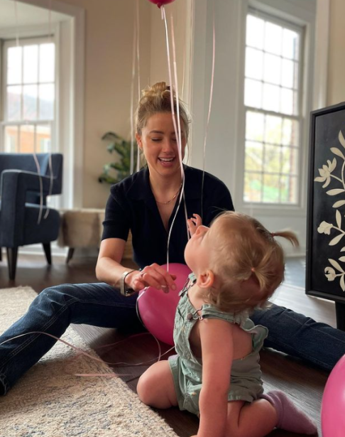 Anos depois, em 2021, Amber teve uma filha por barriga de aluguel sem revelar o pai, o que gerou especulações sobre Musk ser o genitor. 