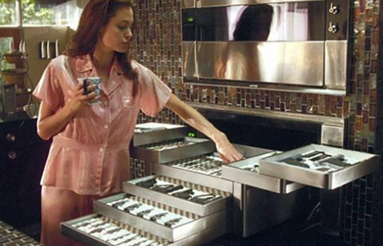 Outra excentricidade de Jolie é a fissura por facas. A atriz é obcecada pelo objeto desde os 11 anos de idade, a ponto de possuir uma coleção enorme de modelos, simples ou de marca: facas dobráveis William Henry personalizadas, canivetes borboletas feitos à mão,  facas balisongs Darrel Ralph, etc. Quem curte?  
