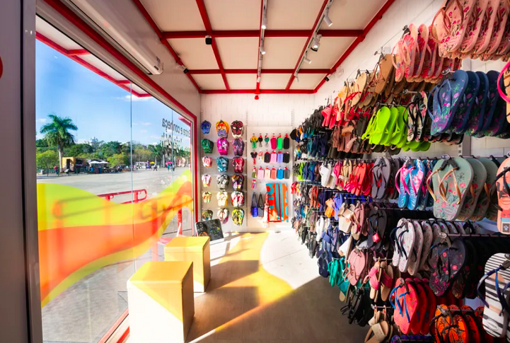 As Havaianas rapidamente se tornaram um sucesso no Brasil, e logo começaram a ser exportadas para outros países.