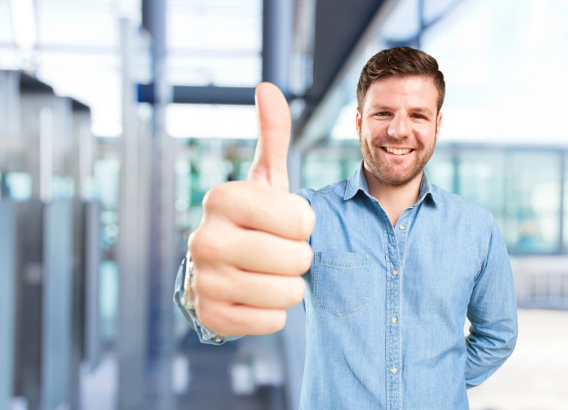 Joinha - Fazer sinal de positivo com o polegar significa que está tudo bem ou que você gostou de algo.