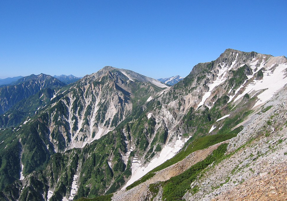 A maior parte das ilhas é montanhosa, com muitos vulcões, como, por exemplo, os Alpes japoneses  (foto) e o Monte Fuji.