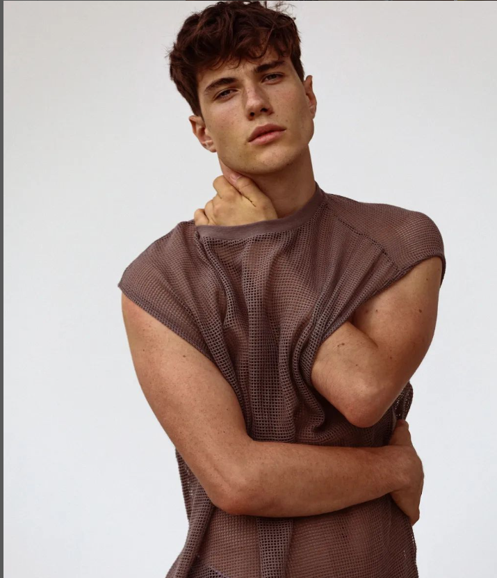 O modelo Edoardo Santini, que chegou a ser eleito o homem mais bonito da Itália, abandonou a carreira no fim de 2023 porque decidiu ser padre. O FLIPAR mostrou e republica para quem não viu. 