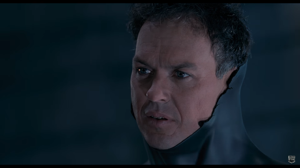 Acontece que, em uma cena enquanto conversa com a Mulher-Gato, o personagem resolve tirar a máscara para revelar sua identidade e a maquiagem simplesmente desaparece de um segundo para o outro! Aí não teve jeito, muita gente notou e tirou sarro!