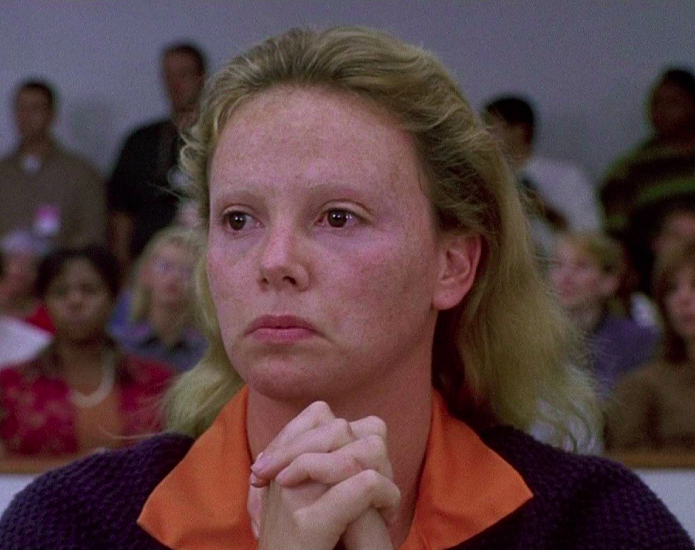 Irreconhecível no papel da serial killer Aileen Wuornos, Theron ganhou o Oscar de Melhor Atriz, o SAG Awards (prêmio dado pelo sindicato dos atores de Hollywood) e o Globo de Ouro. 
