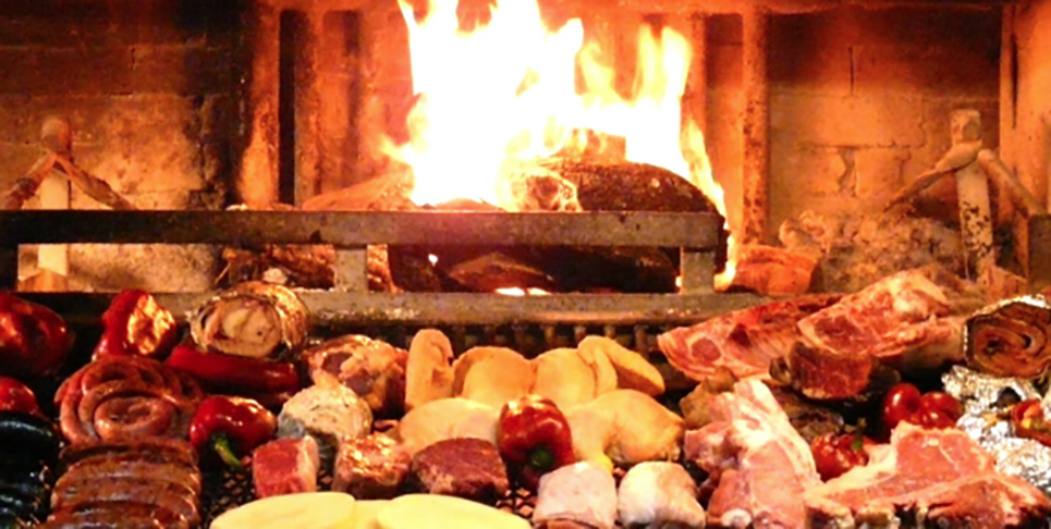 Os uruguaios costumam adotar a parrilla a lenha, que demora mais a ficar pronto, mas fortalece o sabor. O churrasco é chamado de asado (em espanhol). 