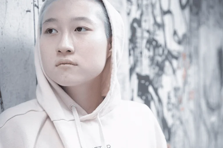 Em 1999, Jackie revelou ter tm uma filha fora do casamento,  Etta Ng (foto), fruto de relação com a ex-miss Elaine Ng. O ator admitiu ter sido  péssimo pai devido ao trabalho excessivo. A jovem mal se relaciona com ele, vive no Canadá num abrigo para pessoas LGBTQIA+ e diz que Chan não faz parte de sua vida.