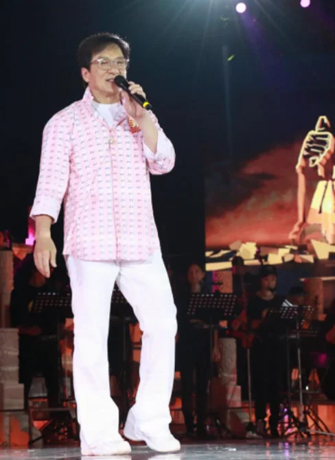 Além do cinema, Jackie Chan também é cantor — lançou mais de 10 álbuns e já gravou em mandarim, cantonês, japonês e inglês. 