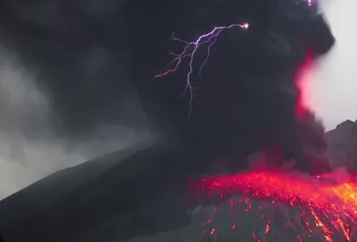 Esse fenômeno ocorre pelo impacto dos detritos vulcânicos com a eletricidade estática gerada nas nuvens.